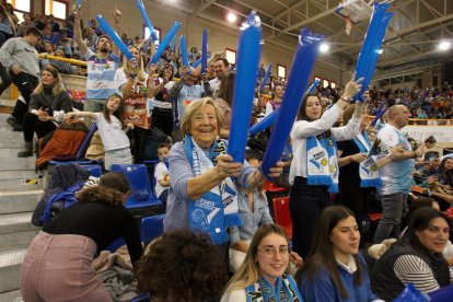 La grada, en modo de fiesta entre las huestes de Soria. MARIO TEJEDOR