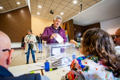 <p>Falta alrededor de hora y media para que se cierren los colegios electorales en esta <a href="https://heraldodiariodesoria.elmundo.es/articulo/soria/elecciones-municipales-soria-2023-405-candidatos-pugnan-ocupar-170-alcaldias-soria/20230511183359366346.html">jornada del 28M</a> en Soria.<a href="https://heraldodiariodesoria.elmundo.es/articulo/soria/cita-urnas-69263-votantes-que-elegiran-183-alcaldes-783-concejales/20230527183249368002.html"> Igual de animada en la capital </a>que en el medio rural, al que pertenecen estas imágenes.</p>
<p> </p>
<p>FOTOS: MARIO TEJEDOR</p>