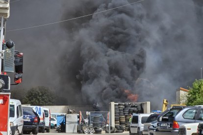 Situación dentro del desguace de Carbonera durante e incendio. GONZALO MONTESEGURO