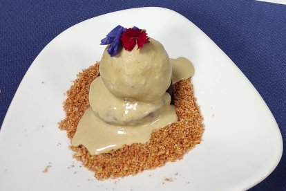 Brownie de boletus, helado de foie y tierra de Soria (Restaurante Tinto y Leña)