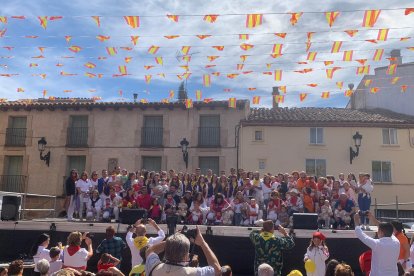 Los niños de Ólvega que recibieron el pañuelo junto a sus familiares