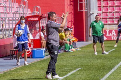 Diego Martínez aplaude una acción de sus jugadores. MARIO TEJEDOR