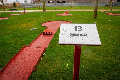 Los hoyos del minigolf de Los Royales. MARIO TEJEDOR