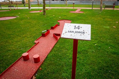 Los hoyos del minigolf de Los Royales. MARIO TEJEDOR