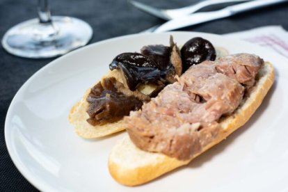 Bar Restaurante Cazuelas, Tapas y Olé (Soria): Montadito de setas de cardo con carrillera melosa.