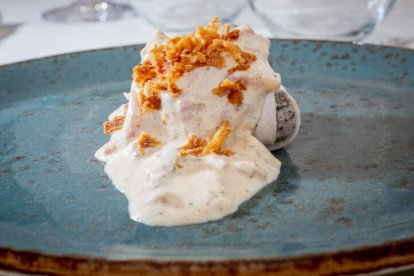 Cafetería Rey Alfonso (Hotel Alfonso VIII) (Soria): Ravioli de queso negro con trompeta de los muertos y carbonara de boletus.