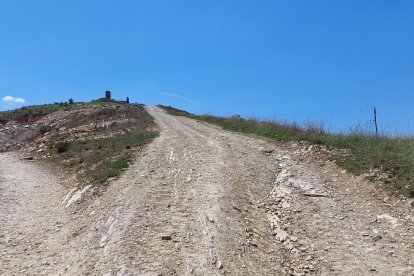 Pista junto a la cantera por la que se sube a las ruinas del convento.