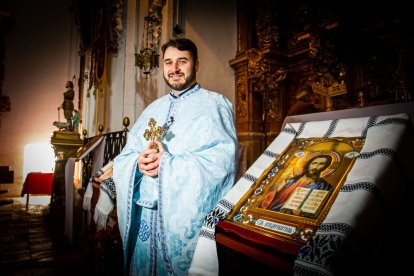 <p dir="ltr">La comunidad ortodoxa rumana lleva <strong>desde el año 2009 celebrando su culto religioso en la ermita Virgen del Mirón,</strong> perteneciente a la parroquia de Santa María la Mayor, gracias a un convenio de cesión de uso que autorizó la Diócesis de Osma-Soria con el Obispado Ortodoxo Rumano de España y Portugal y que en la actualidad sigue vigente. Es una de las comunidades más extendidas, junto con la musulmana. Pero también hay otras confesiones, como los evangélicos, los adventistas y los testigos de Jehová.</p>
<p dir="ltr">“Al no tener la ermita del Mirón un culto ordinario, se decidió compartirla con la Iglesia ortodoxa”, según explica el delegado de Ecumenismo y Diálogo interreligioso de la Diócesis de Osma-Soria, Daniel Madrid, ya que la Diócesis sólo la utiliza de mayo a octubre, para eventos, principalmente para bodas.</p>
<p dir="ltr">Así, los rumanos ortodoxos se dan cita los domingos en la ermita del Mirón para participar en la celebración de la misa desde las 10.30 hasta las 12.00 horas aproximadamente. El convenio, firmado el 28 de septiembre de 2009 en la Casa diocesana de Soria y que se renueva cada dos años, fue “fruto del significativo aumento del número de rumanos ortodoxos que habitan en Soria, así como del deseo de ambas Iglesias hermanas para ayudar a los fieles rumanos a vivir la fe en espíritu de fraterna colaboración, dando testimonio de Cristo”, añade Madrid. Un contacto que se mantenía de manera habitual con ésta y otras confesiones, pero que se perdió con la pandemia y ahora se está empezando a retomar.</p>
<p dir="ltr">Daniel Madrid constata que lo que persigue el Ecumenismo es la unidad. “Tiene un siglo de existencia y llama a la unidad de los cristianos”, recuerda, como ya se celebra la semana de la Fe. “Fundamentalmente nuestro trabajo es el diálogo interreligioso”, el trabajo activo de buscar puntos en común y unificar la división dentro del propio cristianismo.</p>
<p dir="ltr">Cree que la sociedad soriana sufre a todos los efectos el problema de la despoblación y además una población muy envejecida. De hecho, constata que <strong>en la Diócesis de Osma-Soria hay más de 500 parroquias</strong>, aunque en buena parte de ellas no se celebra culto de forma habitual porque las localidades están despobladas, y apenas cuenta con menos de 60 sacerdotes en activo, que tienen el apoyo de otros 30 jubilados.</p>
<p dir="ltr">En relación con la gente joven, ve que está muy condicionada por la carencia religiosa: “Hay una secularización muy patente de la sociedad que hace limitar cada vez más la creencia religiosa, para que se lleve a lo particular o en los lugares de culto”. </p>
<p dir="ltr">En este sentido, insiste en que no tiene que ser algo por lo que la gente se tenga que esconder: “Hay que llamar al respeto mientras no interfiera en la convivencia porque la confesión religiosa no es una ideología”. </p>
<p dir="ltr">FOTOGRAFO: MARIO TEJEDOR</p>