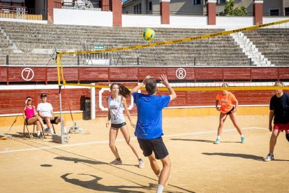 El Voley plaza toma la Plaza de toros - MARIO TEJEDOR (5)