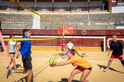 El Voley plaza toma la Plaza de toros - MARIO TEJEDOR (6)