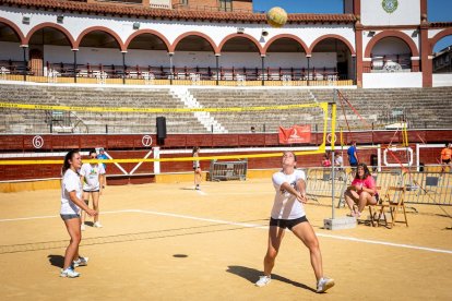 El Voley plaza toma la Plaza de toros - MARIO TEJEDOR (11)