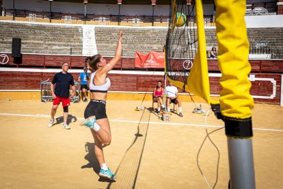 El Voley plaza toma la Plaza de toros - MARIO TEJEDOR (15)