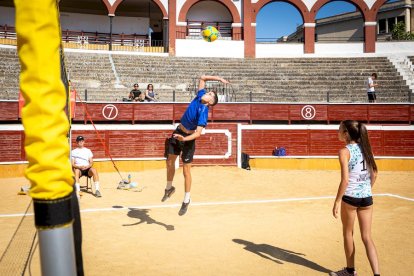 El Voley plaza toma la Plaza de toros - MARIO TEJEDOR (16)