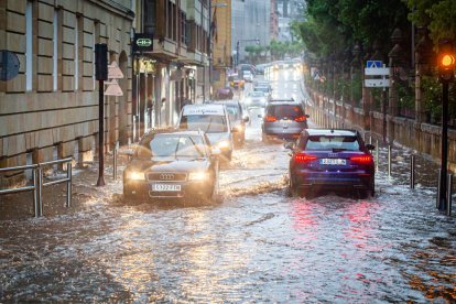 <p><strong>El agua se hizo esperar y finalmente cayó intensamente. </strong>Para algunos aliviará, pero en otros casos trajo perjuicios. En la capital, <strong><a href="https://heraldodiariodesoria.elmundo.es/articulo/soria/tormenta-deja-coches-atrapados-soto-playa-soria-saltar-alcantarillas/20230531204927368626.html">varios coches quedaron atrapados a la altura del Soto Playa</a></strong> y los bomberos tuvieron que intervenir en <strong>varios garajes inundados</strong>, la tormenta también ha hecho aflorar las <a href="https://heraldodiariodesoria.elmundo.es/video/soria/tormenta-deja-goteras-hospital-santa-barbara-soria-problemas-trafico-video-dailymotion/20230531211652368631.html"><strong>goteras</strong> del <strong>hospital Santa Bárbara de Soria.</strong></a></p>

<p><a href="https://heraldodiariodesoria.elmundo.es/articulo/soria/alertas-tormentas-lluvias-desencajonamiento/20230531201201368618.html">El agua continuará cayendo </a>en los próximos días según la AEMET, y <strong>puede complicar el Desencajonamiento</strong> de este fin de semana.</p>

<p>FOTÓGRAFOS: GONZALO MONTESEGURO Y MARIO TEJEDOR</p>

<p> </p>