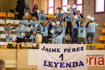 Los amigos de Jaime Pérez animaron el partido de cuartos ante el Barça. MARIO TEJEDOR