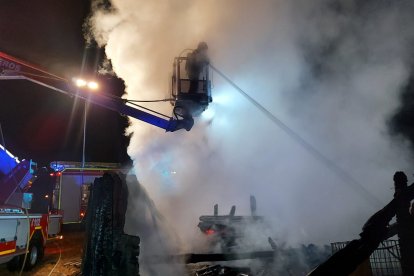 Espectacular incendio en una majada de Cantalucia. HDS