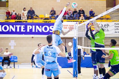 Rio Duero Voley vs Textil Santanderina. MARIO TEJEDOR (6)
