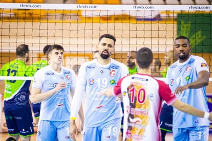 Rio Duero Voley vs Textil Santanderina. MARIO TEJEDOR (12)