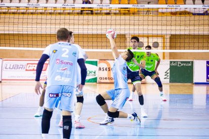 Rio Duero Voley vs Textil Santanderina. MARIO TEJEDOR (16)