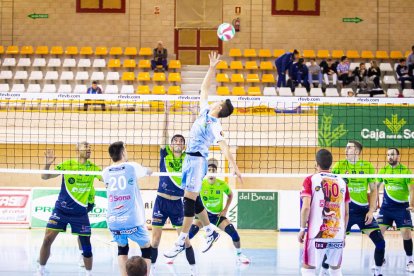 Rio Duero Voley vs Textil Santanderina. MARIO TEJEDOR (17)