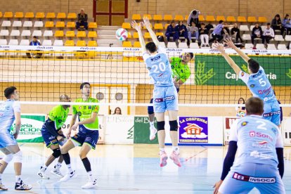 Rio Duero Voley vs Textil Santanderina. MARIO TEJEDOR (19)