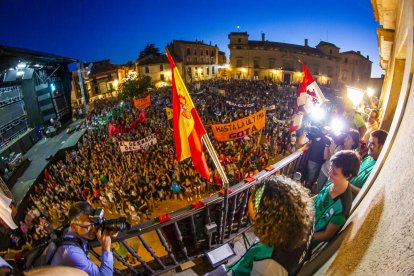 La plaza Mayor de Almazán, a tope en el pregón de la Bajada.-MARIO TEJEDOR