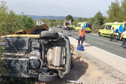 Los servicios sanitarios junto al segundo vehículo implicado en la colisión. GONZALO MONTESEGURO