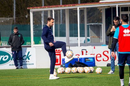 Iñaki Bea en un entrenamiento en la Ciudad Deportiva. MARIO TEJEDOR