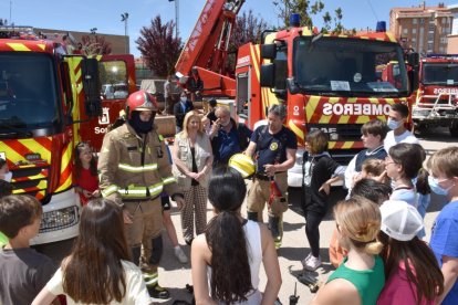 Yolanda de Gregorio junto a los bomberos de Soria durante la actividad. HDS