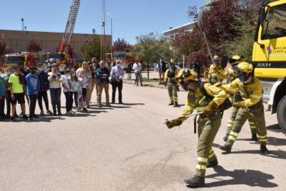 La BRIF de Lubia blande sus batefuegos ante la mirada de los alumnos del Fuente del Rey. HDS