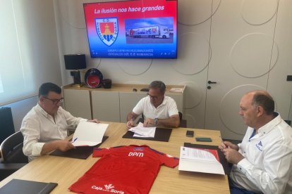 Momento de la firma de colaboración entre Logística DPM y el Numancia. CD Numancia