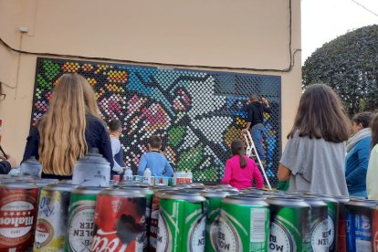 Mural de latas en el CRIE de Almazán (2)