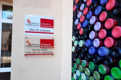 Mural de latas en el CRIE de Almazán (4)