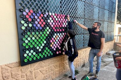 Mural de latas en el CRIE de Almazán (6)