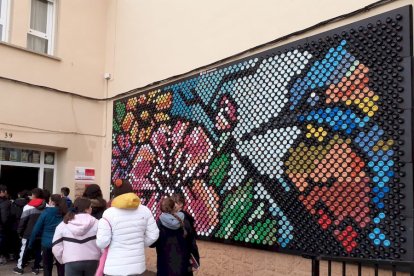 Mural de latas en el CRIE de Almazán (10)