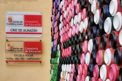 Mural de latas en el CRIE de Almazán (13)