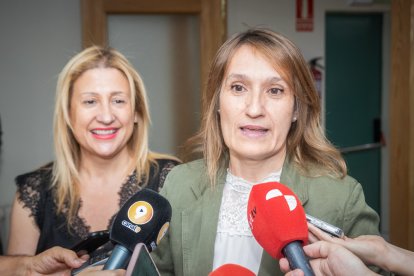 La consejera de Educación, Rocío Lucas, y la delegada de la Junta en Soria, Yolanda de Gregorio.