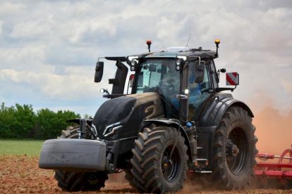 Presentación de los nuevos tractores Valtra .SATUR LAFUENTE