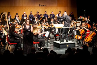 <p>Un Palacio de la Audiencia lleno pudo deleitarse con el estreno mundial de la <strong>‘Cantata Sinfónica Antonio Machado y Leonor Izquierdo In Memoriam’ de Jaume Aguilar i Matas</strong>. La coincidencia en el horario con <a href="https://heraldodiariodesoria.elmundo.es/album/soria/miercoles-santo-fotos-procesion-ecce-homo/20230405234433362103.html">la Procesión del Ecce Homo</a> no mermó la afluencia de asistentes volcados con la obra.</p>

<p>Coincidiendo con esta actividad, se programaron <a href="https://heraldodiariodesoria.elmundo.es/album/soria/i-jornadas-leonor-izquierdo-cuevas-fotos/20230404194355361721.html">dos jornadas de mesas redondas y actividades sobre la figura de Leonor Izquierdo Cuevas</a> que “tanto influyó en la obra poética” del universal escritor.</p>

<p>La cantata fue interpretada por <strong>la <a href="https://heraldodiariodesoria.elmundo.es/album/cultura/concierto-joven-orquesta-sinfonica-otono-musical-soriano/20220911132300340333.html">Joven Orquesta Sinfónica de Soria</a> y el coro Siste Viator.</strong></p>

<p>Director: Borja Quintas.</p>

<p>Coro Sister Viator (Barcelona).</p>

<p>Preparadora del Coro: Montserrat Meneses Sendros.</p>

<p>Sopranos: Anna Campmany Duch (solista), María Pujades, Brenda Sara y Andrea Megías.</p>

<p>Contraltos: Eulalia Fantova Álvarez (solista), Yolanda Romero, Marc Guerris y Blanca Martí.</p>

<p>Tenores: David Hernández Anfruns (solista). Matthew Thompson, Joan Más y Josep Rovira.</p>

<p>Bajos: Néstor Pindado (solista), Dani Morales, Albert Cabero y Joan Climent.</p>

<p> </p>

<p>FOTÓGRAFO: MARIO TEJEDOR</p>