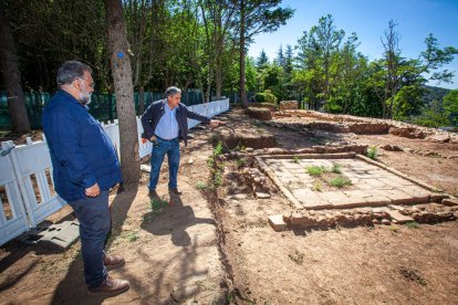 José Luis Corral y Fernando Cobos explican los hallazgos en la muralla junto al Castillo. MARIO TEJEDOR