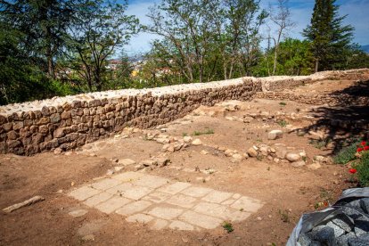 José Luis Corral y Fernando Cobos explican los hallazgos en la muralla junto al Castillo. MARIO TEJEDOR