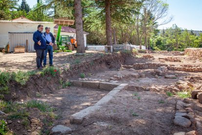José Luis Corral y Fernando Cobos explican los hallazgos en la muralla junto al Castillo. MARIO TEJEDOR