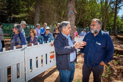 José Luis Corral y Fernando Cobos explican los hallazgos en la muralla junto al Castillo. MARIO TEJEDOR