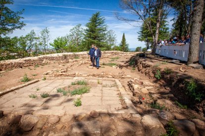 José Luis Corral y Fernando Cobos explican los hallazgos en la muralla junto al Castillo. MARIO TEJEDOR