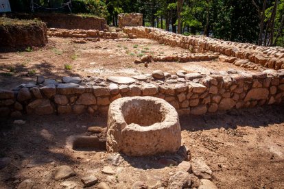 José Luis Corral y Fernando Cobos explican los hallazgos en la muralla junto al Castillo. MARIO TEJEDOR