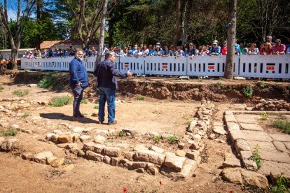 José Luis Corral y Fernando Cobos explican los hallazgos en la muralla junto al Castillo. MARIO TEJEDOR