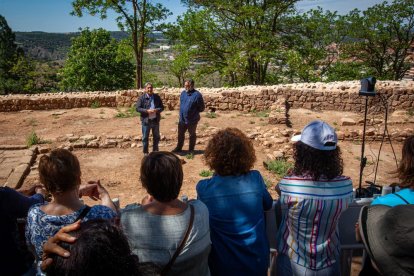 José Luis Corral y Fernando Cobos explican los hallazgos en la muralla junto al Castillo. MARIO TEJEDOR