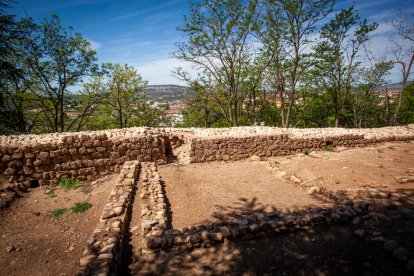 José Luis Corral y Fernando Cobos explican los hallazgos en la muralla junto al Castillo. MARIO TEJEDOR