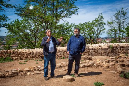José Luis Corral y Fernando Cobos explican los hallazgos en la muralla junto al Castillo. MARIO TEJEDOR
