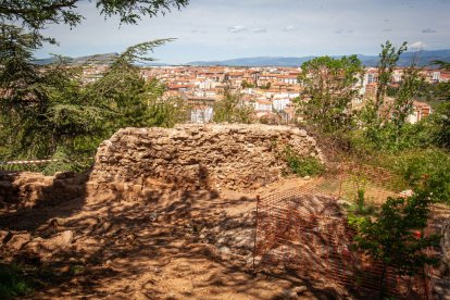 José Luis Corral y Fernando Cobos explican los hallazgos en la muralla junto al Castillo. MARIO TEJEDOR
